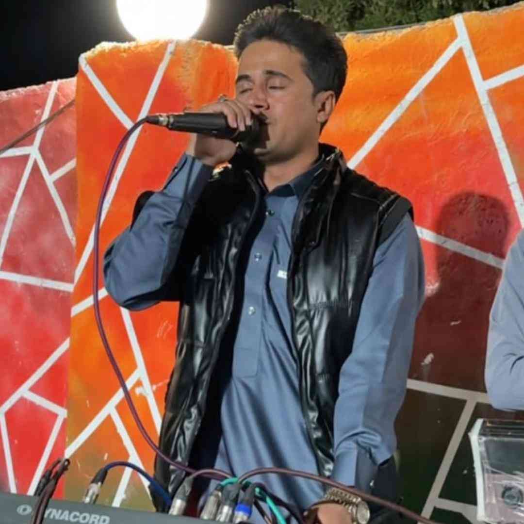 فرزاد سالاری دور کمر شال حنایی داری