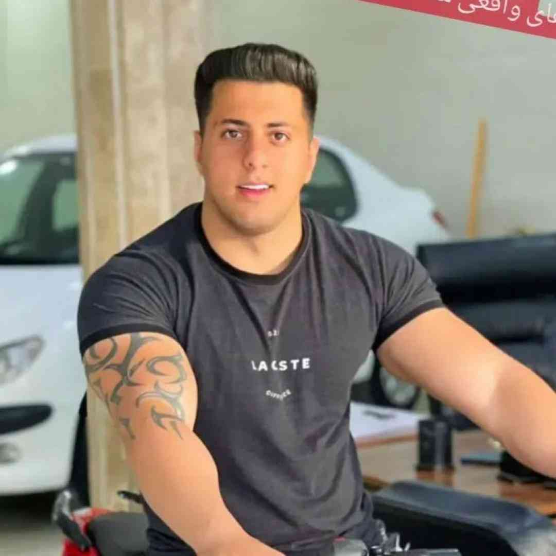سبحان رستمی ایجو نگاه نکو جلو درو همسایه منه رسوا نکو