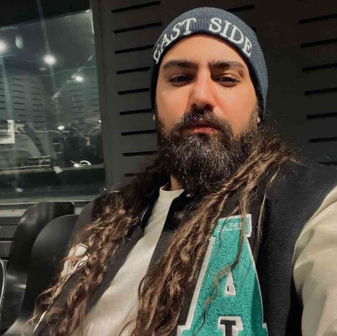 امیر عظیمی تنها