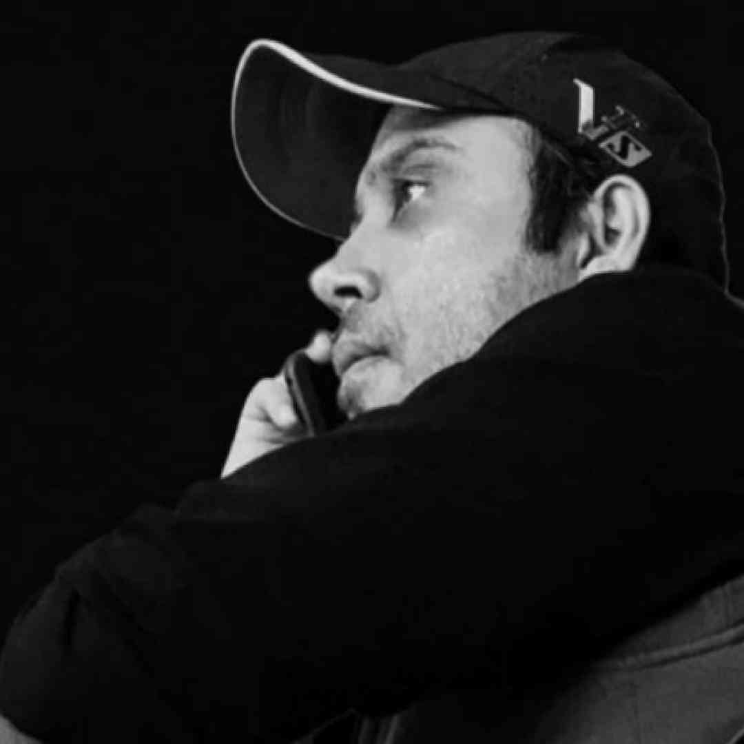محسن چاوشی تو هم از روی من رد شو ولی این سایه سنگینه