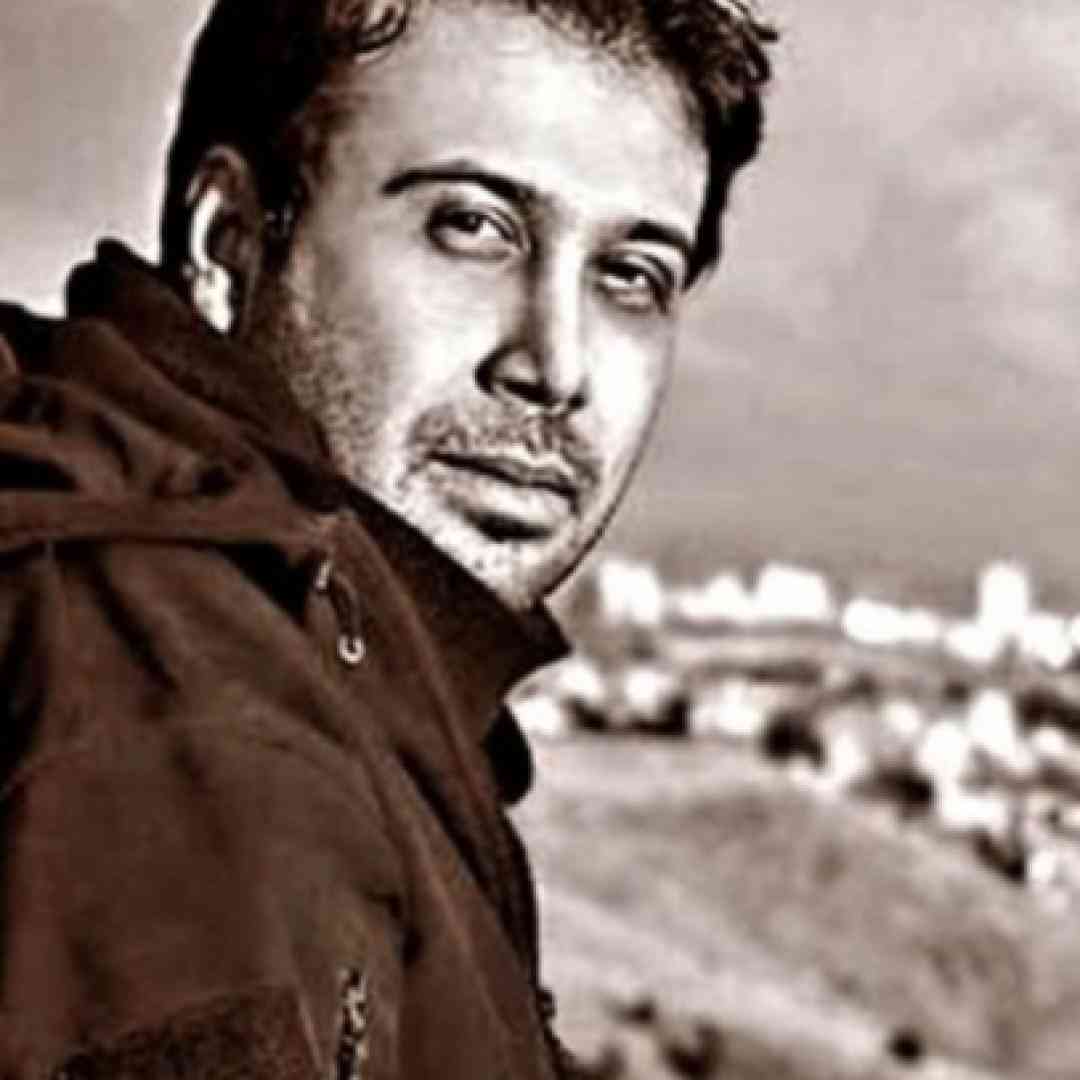محسن چاوشی پدرم اینجا و مادرم اینجا و وطنم ایرانه