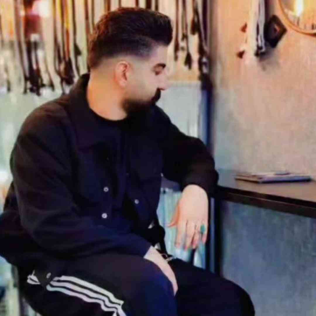 میلاد غلامی تو گردنت کبوده ولی مه زیر چشام