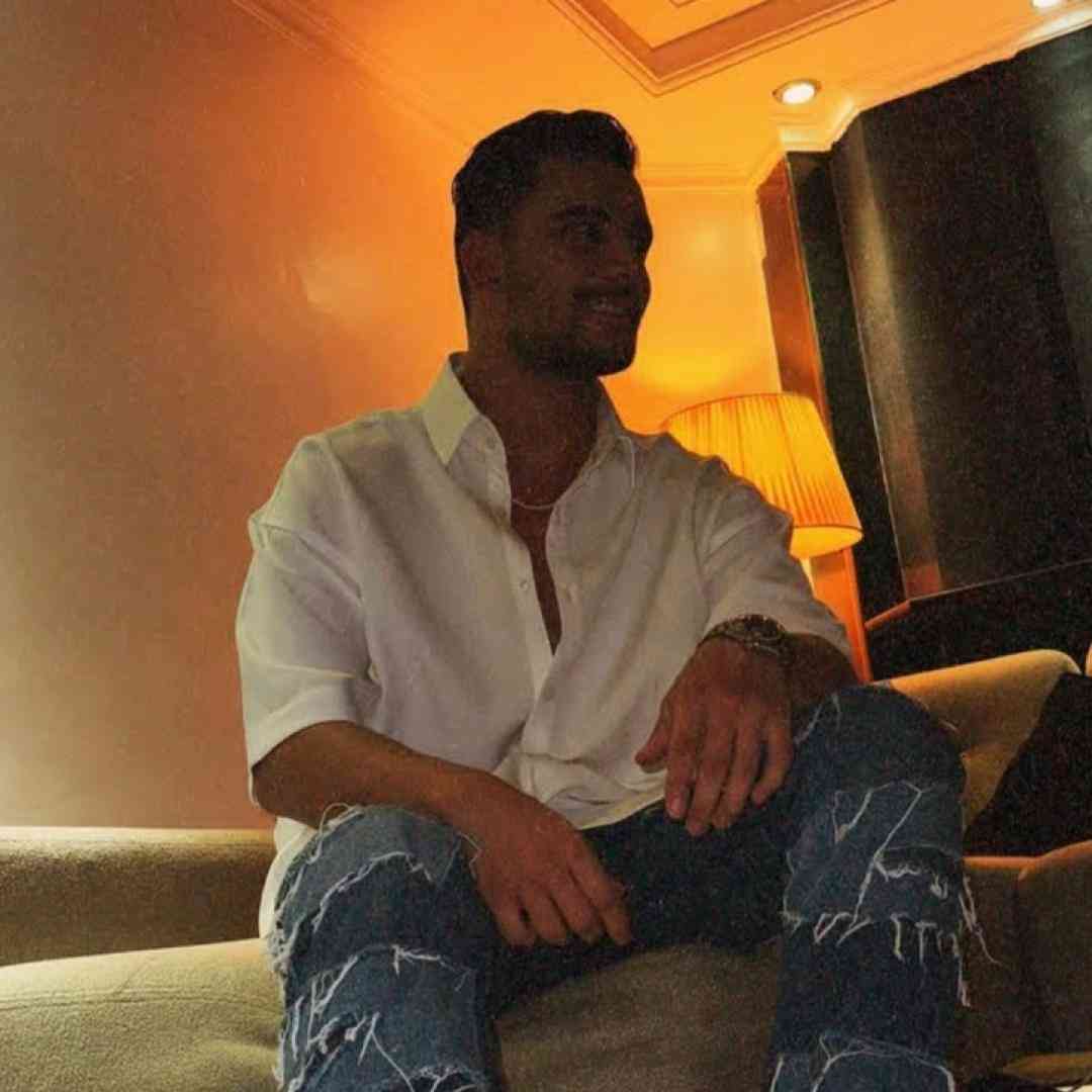 علی حسینی میبوسمت از دور