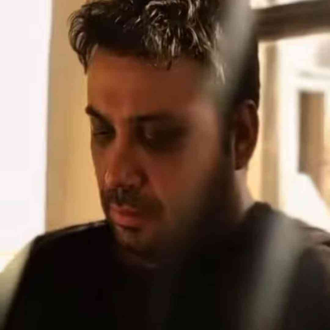 محسن چاوشی اشکات مثل گل توی باد پر پر زدن پر پر شدن